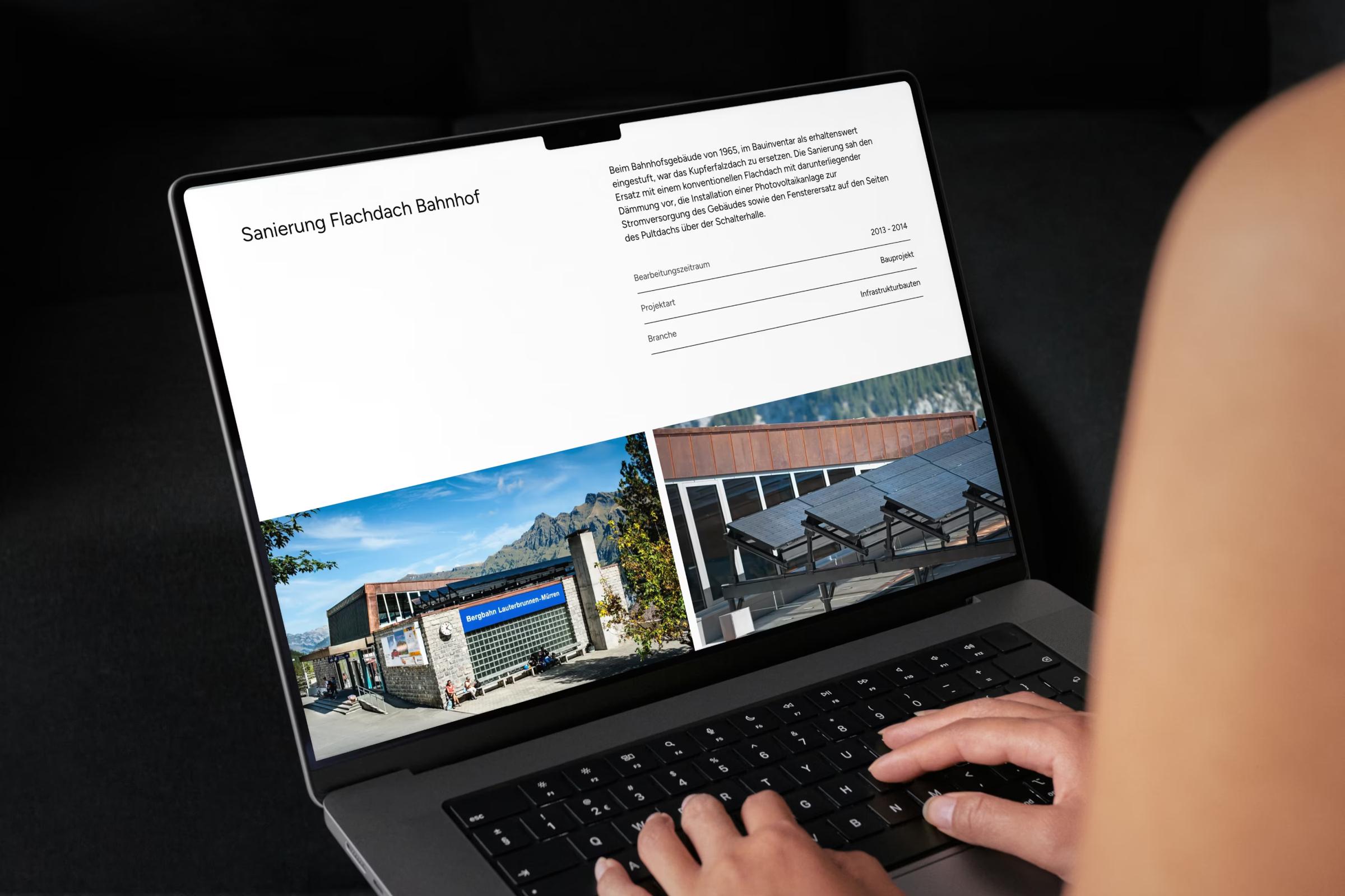 Laptop mit dem Projekt «Sanierung Flachdach Bahnhof» von Universal Gebäudemanagement