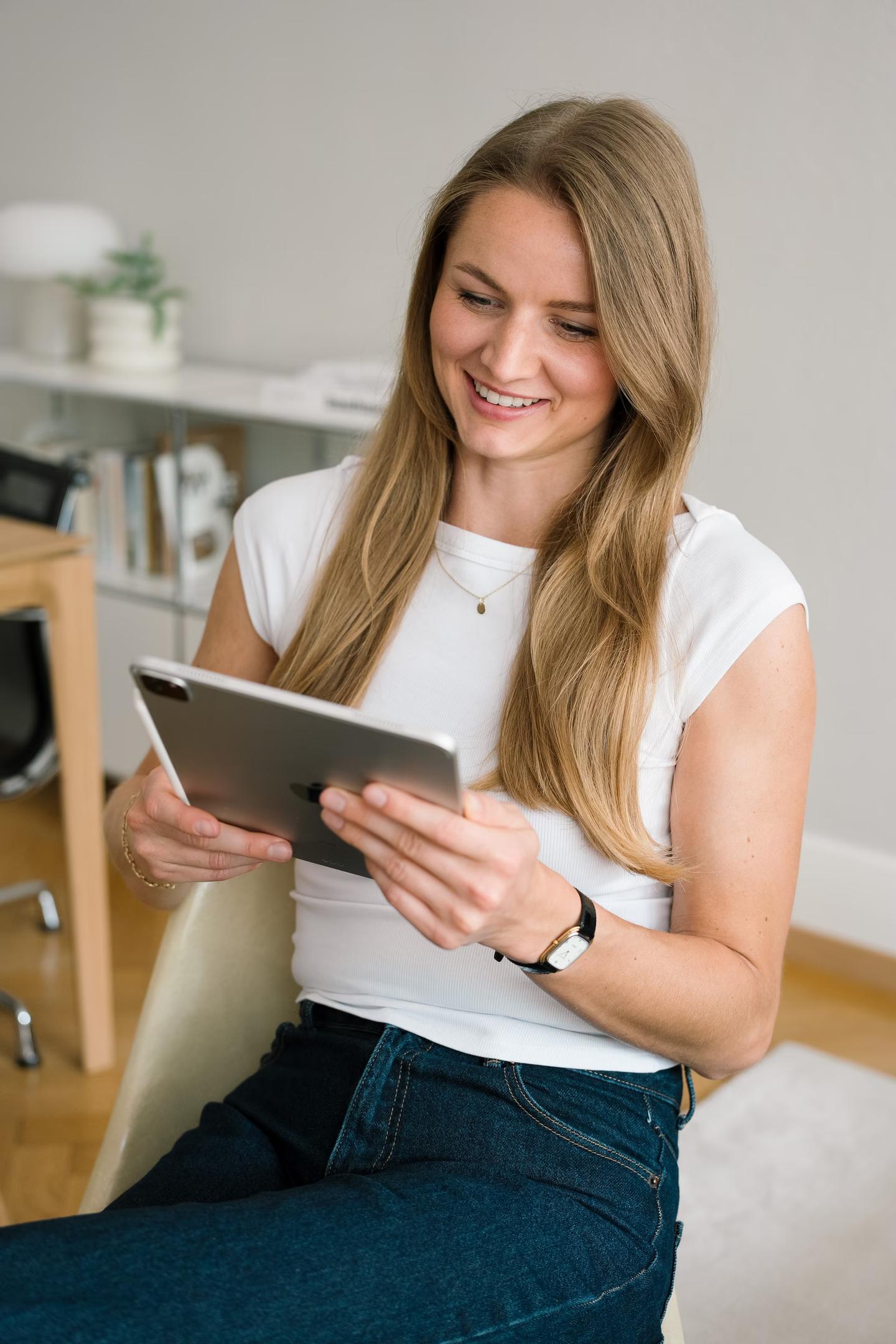 Juliane Rettich mit einem Tablet