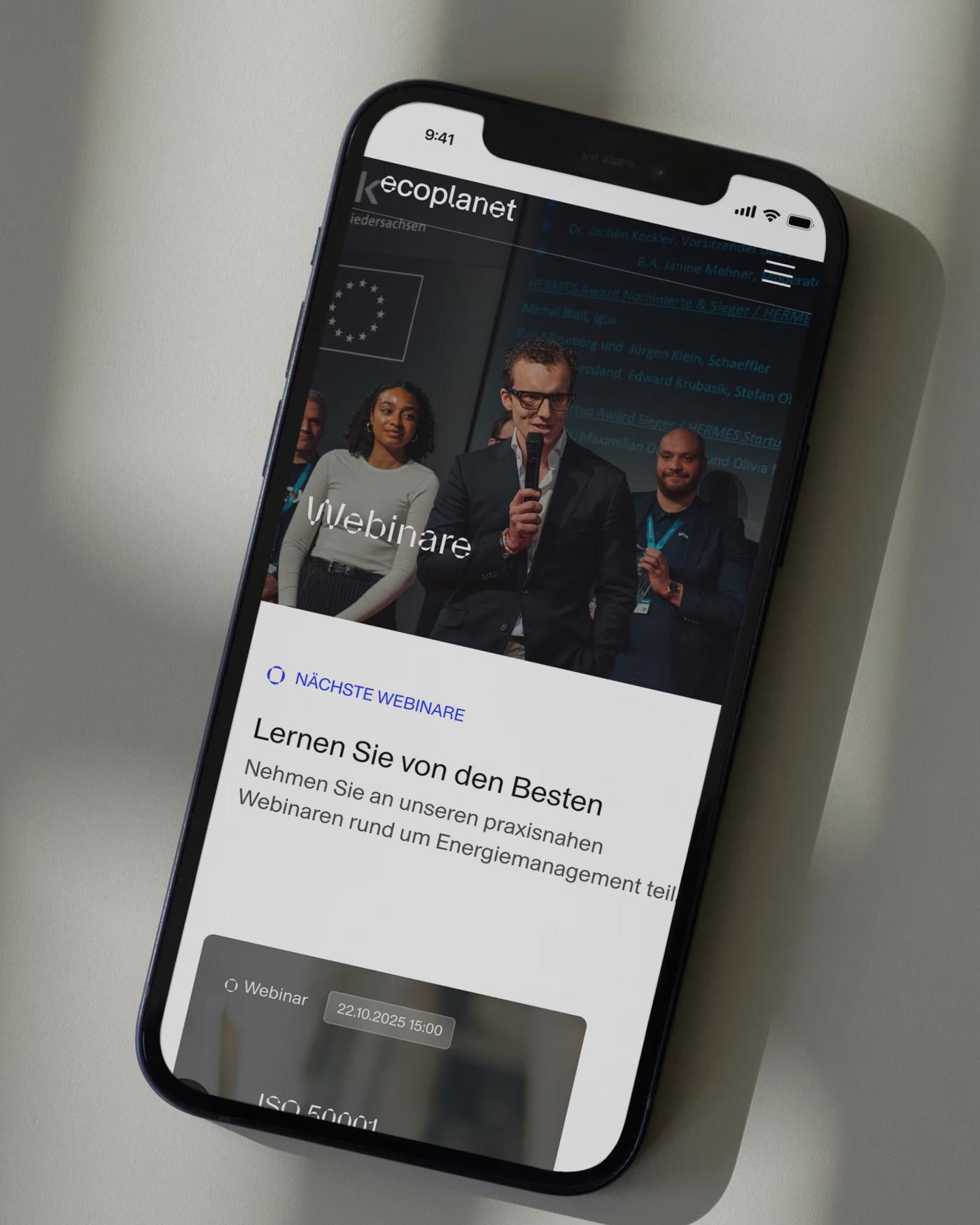 Smartphone mit der Webinar-Seite von ecoplanet