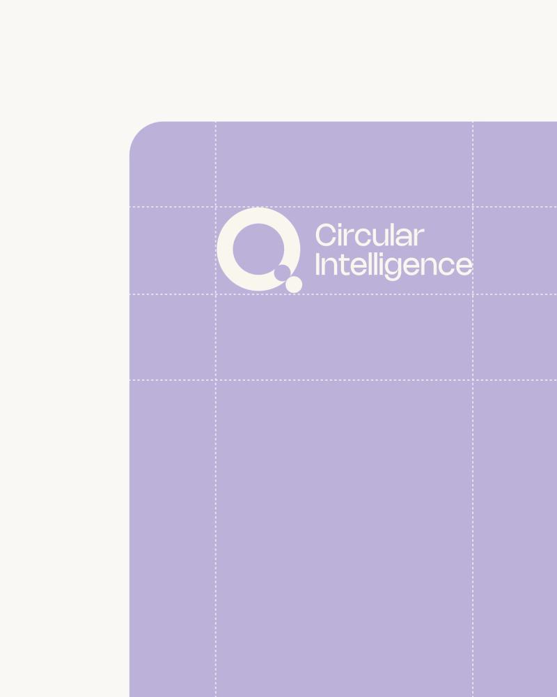 Logo von CQ Circular Intelligence in Weiss auf Lavendel, mit Hilfslinien