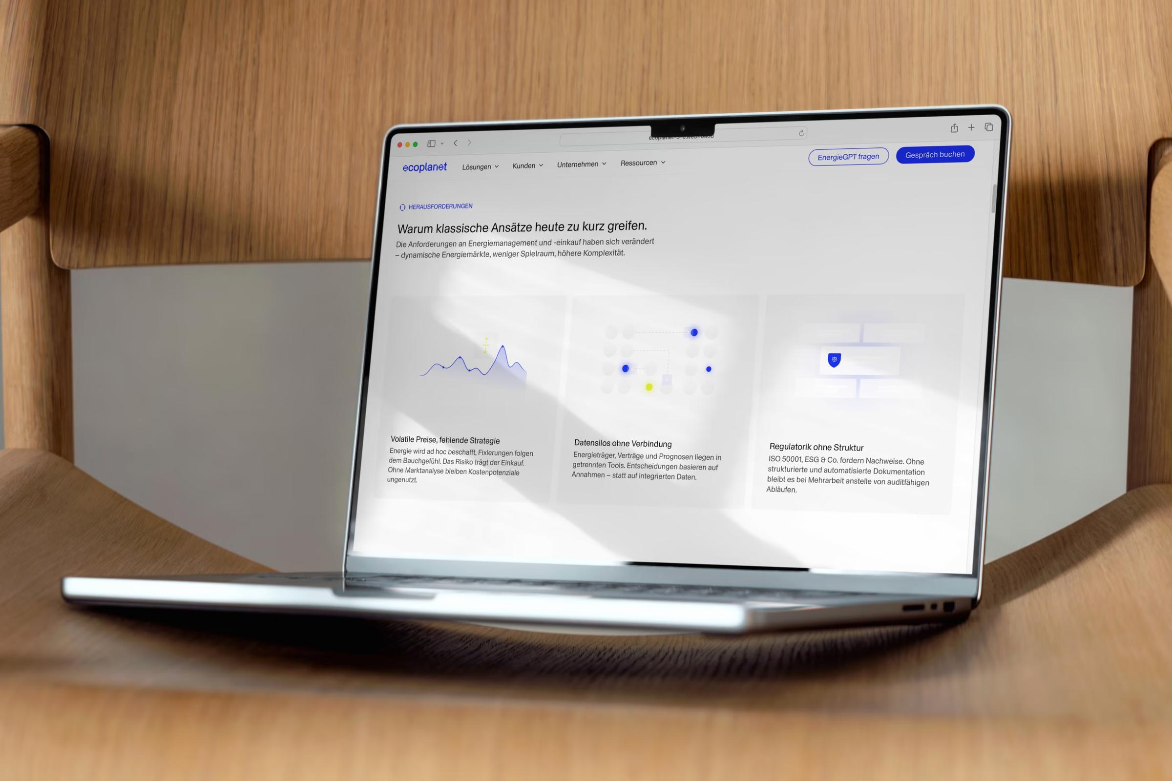 Laptop mit der ecoplanet-Webseite auf einem Holzstuhl