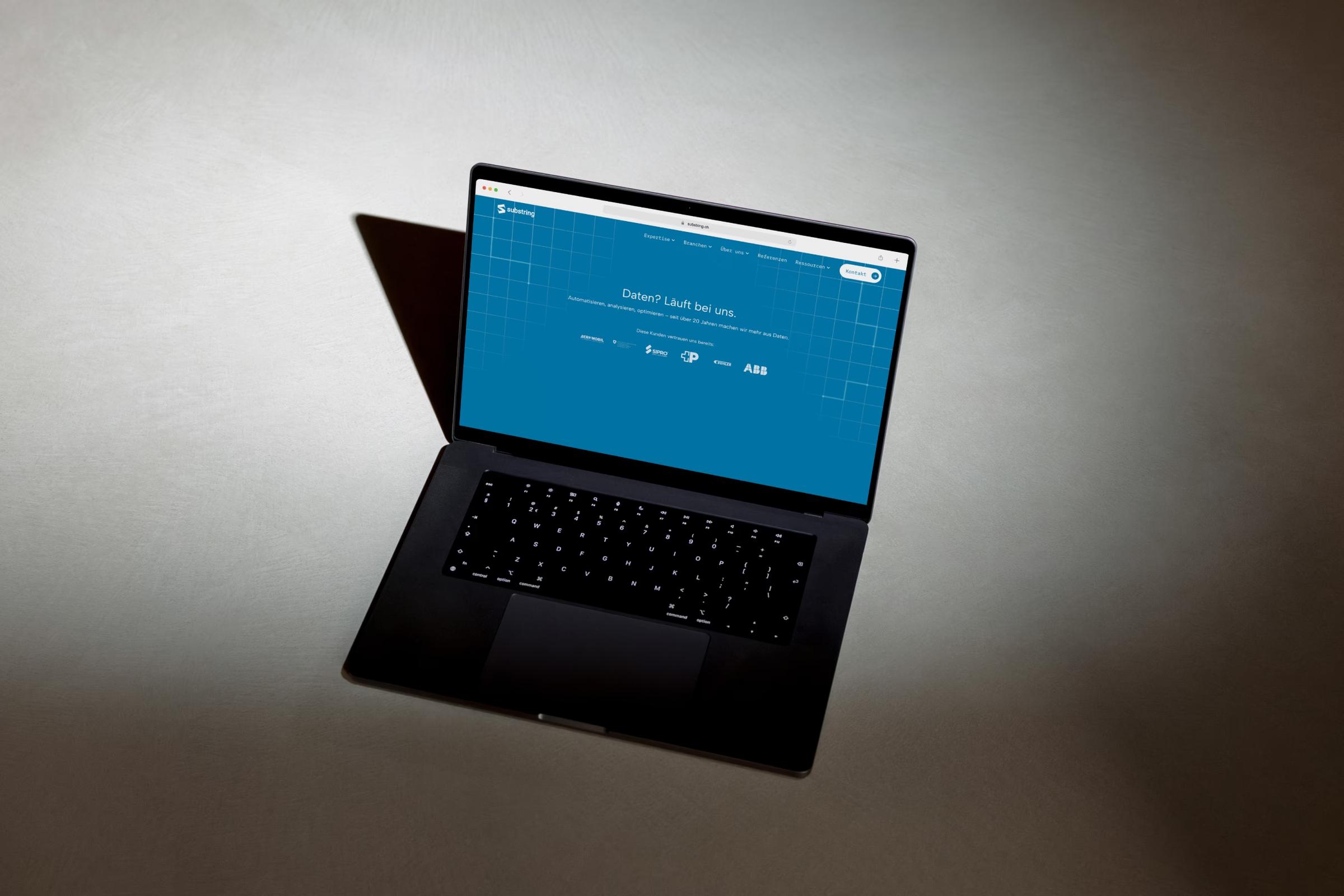 Laptop mit der Startseite von Substring
