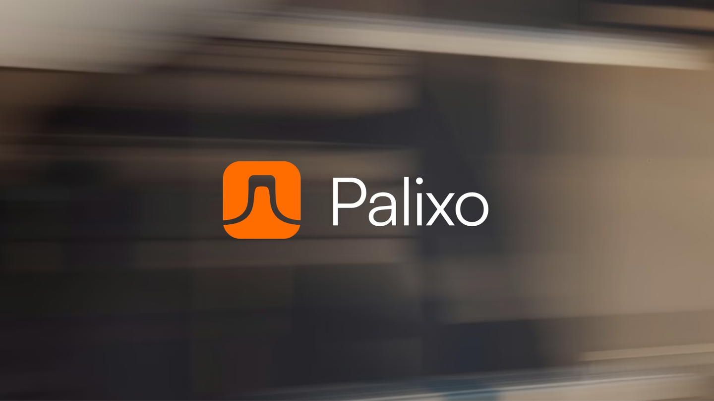 Logo von Palixo vor einem vorbeifahrenden Zug