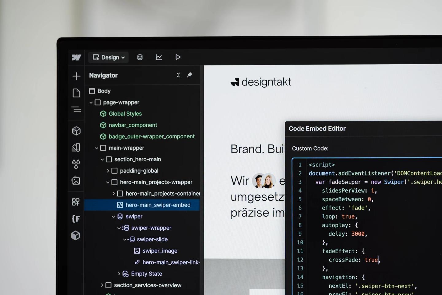Webflow Designer mit Navigator und Code Embed Editor auf der designtakt-Webseite