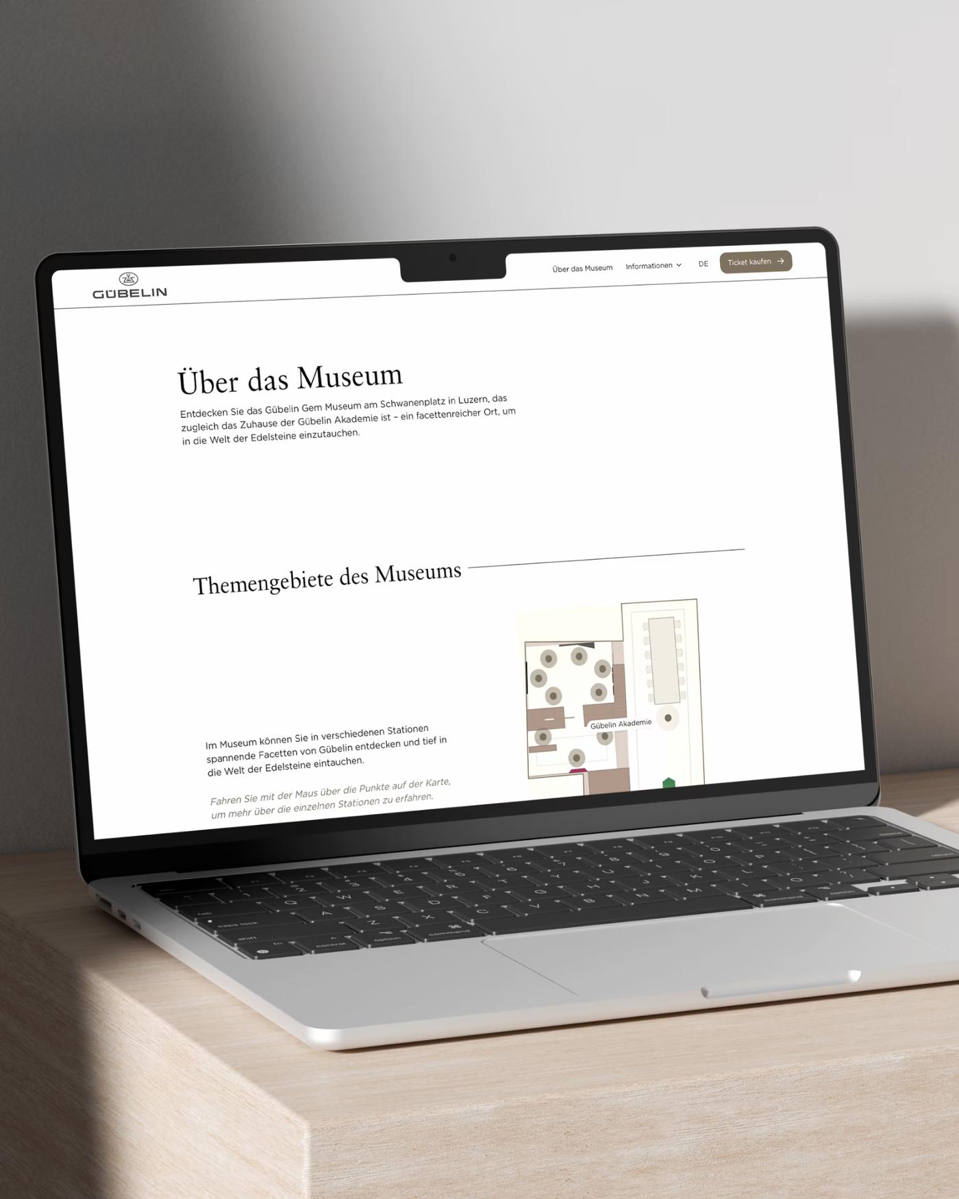 Laptop mit der Seite «Über das Museum» und dem Plan der Themengebiete