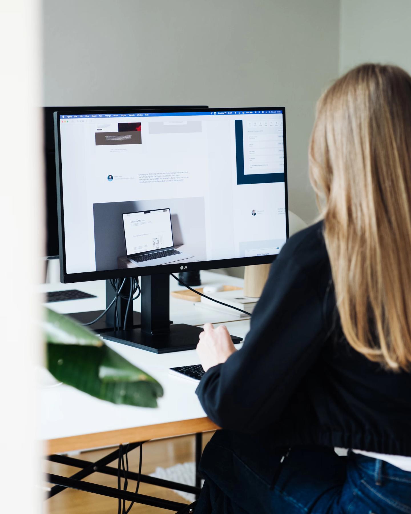 Juliane Rettich arbeitet an einem Webdesign am Monitor