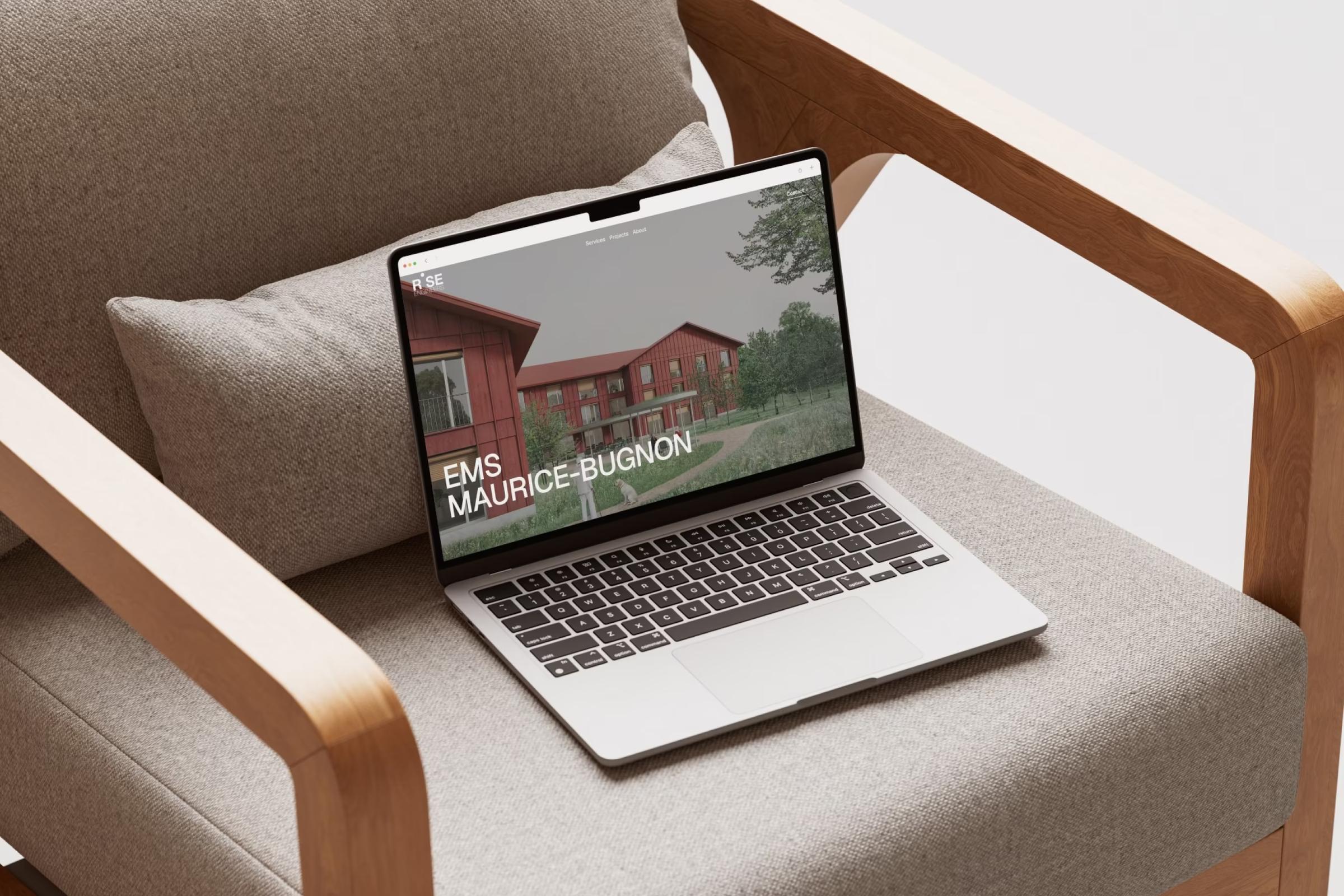 Laptop mit dem Projekt EMS Maurice-Bugnon von RISE Engineers auf einem Sessel