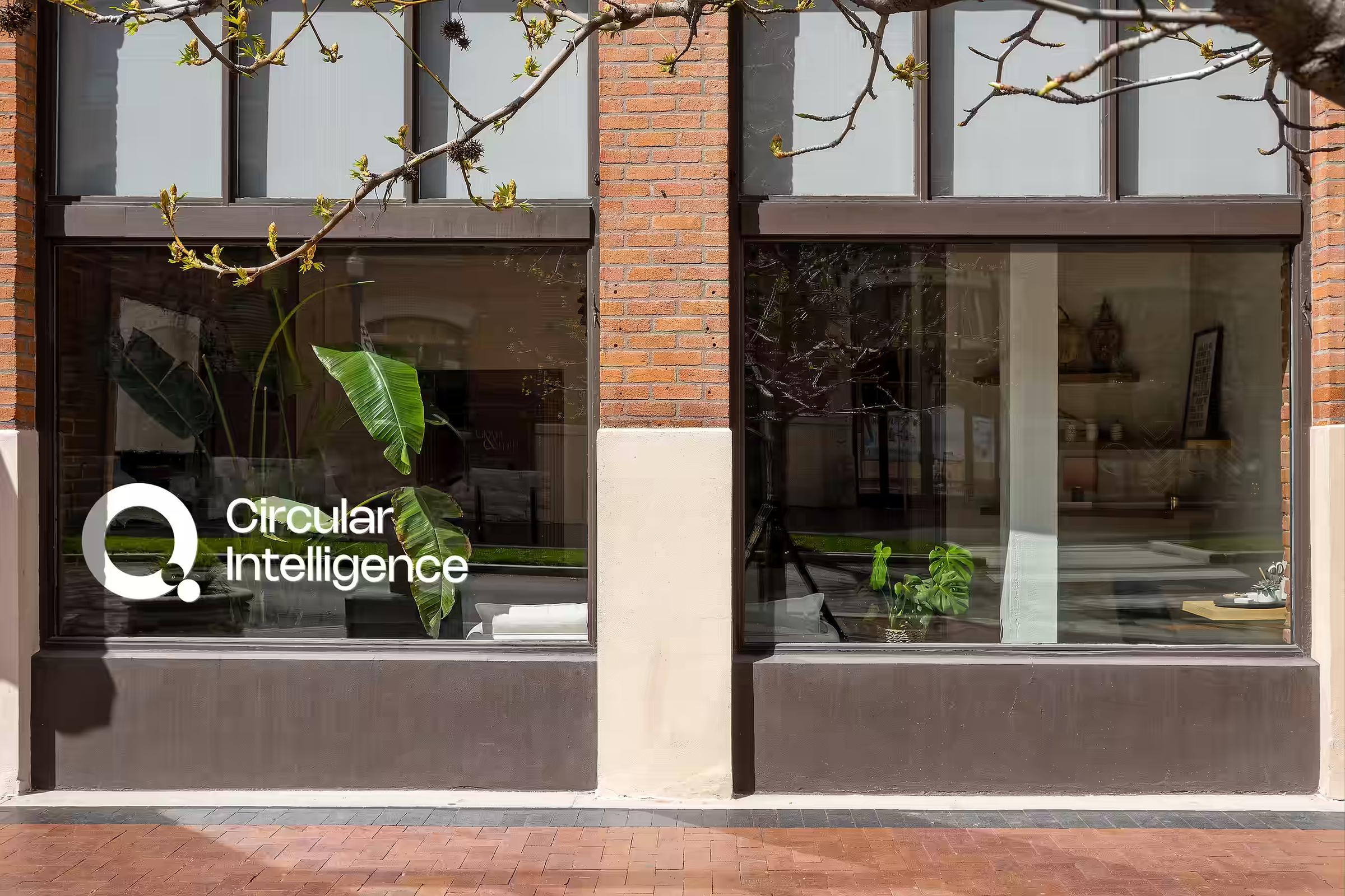 Logo von CQ Circular Intelligence auf dem Schaufenster eines Backsteingebäudes