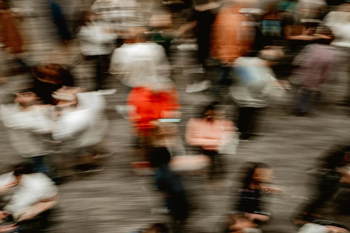 Menschenmenge in Bewegung, unscharf von oben fotografiert