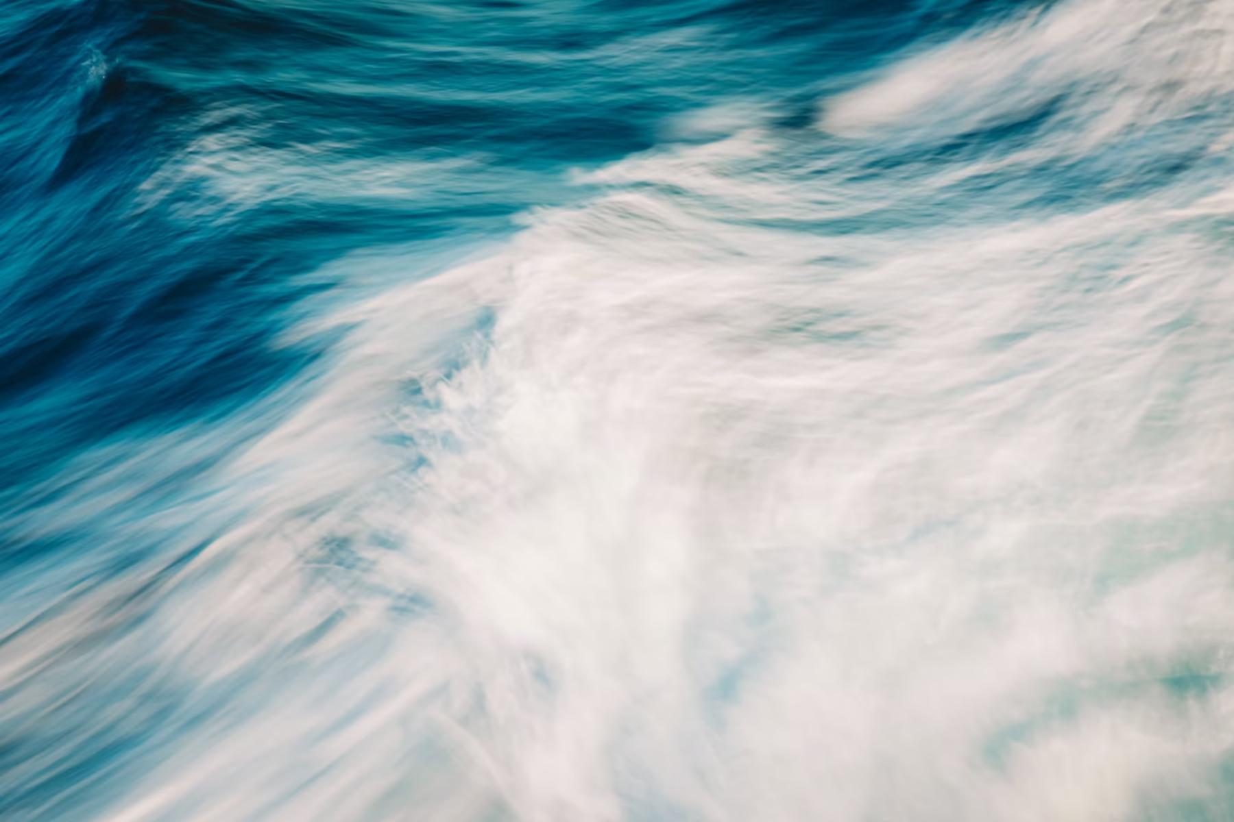 Wellen in Blau und Weiss mit Bewegungsunschärfe