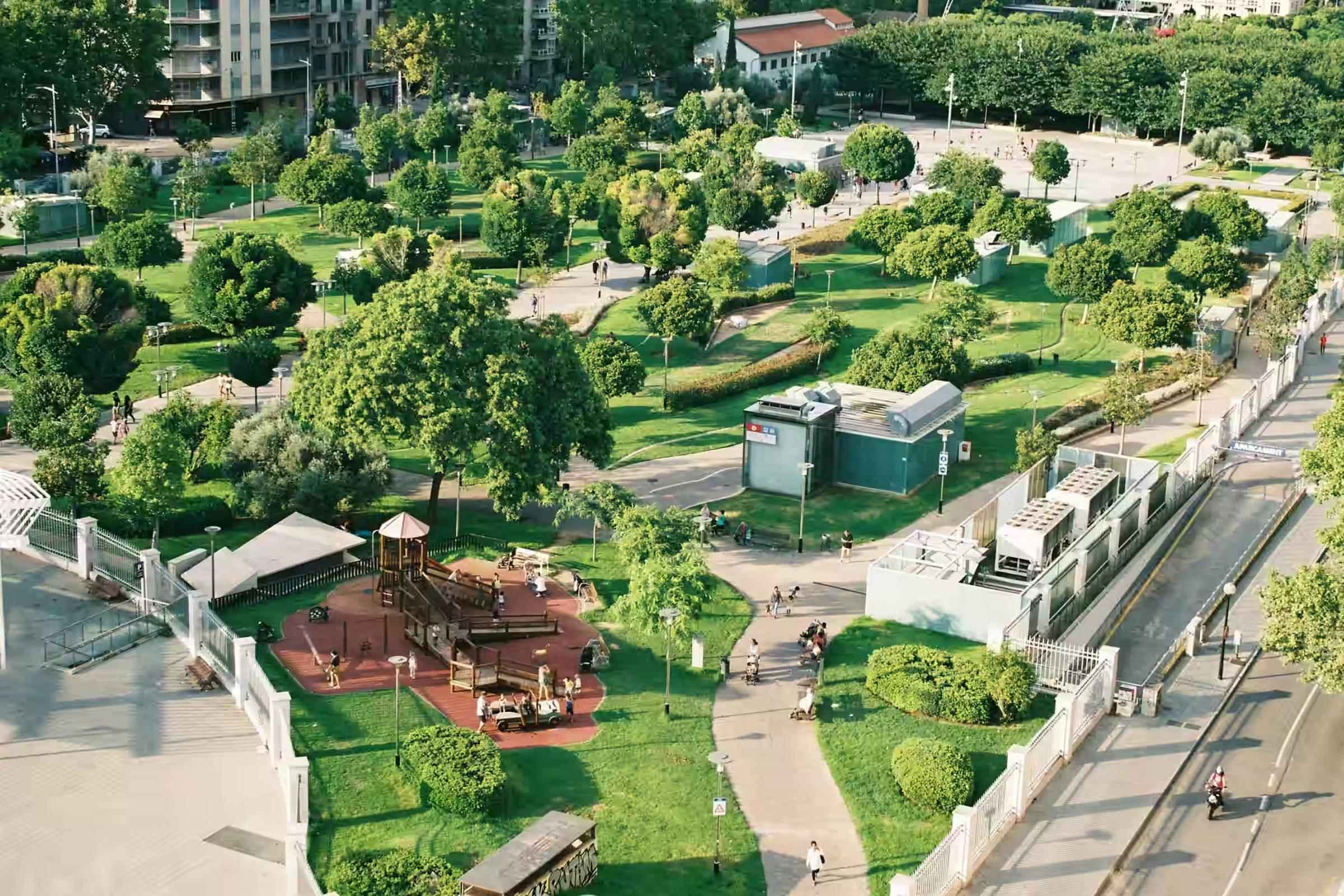 Luftaufnahme eines begrünten Stadtparks