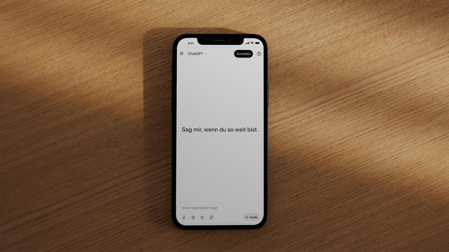 Smartphone mit ChatGPT auf einem Holztisch