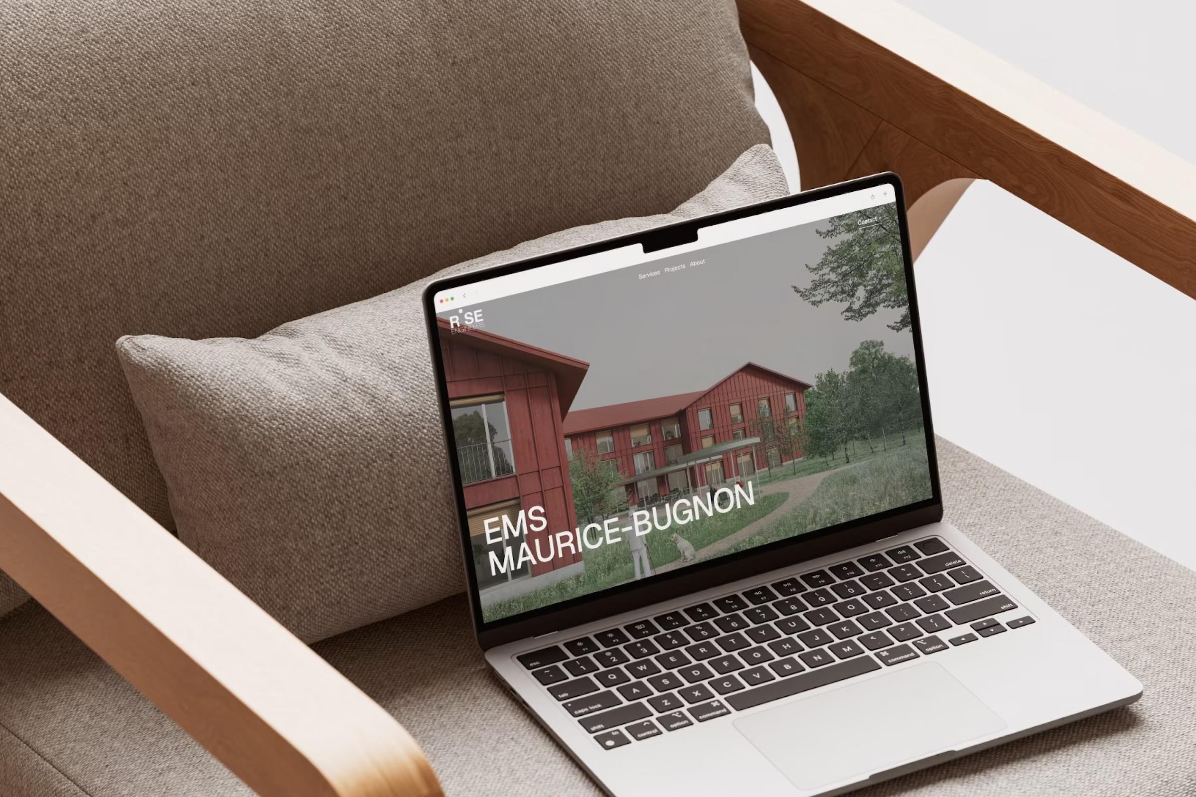 Laptop mit dem Projekt EMS Maurice-Bugnon von RISE Engineers auf einem Sessel