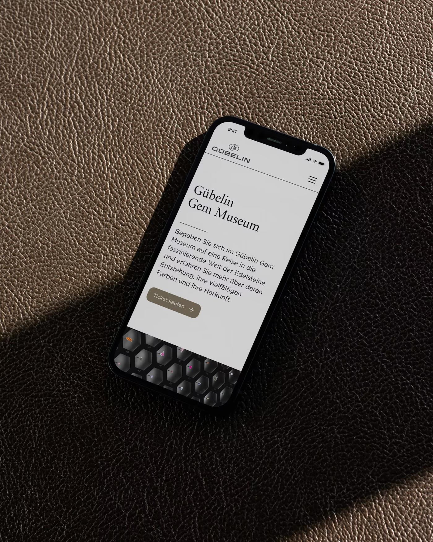 Smartphone mit der Webseite des Gübelin Gem Museum auf Leder