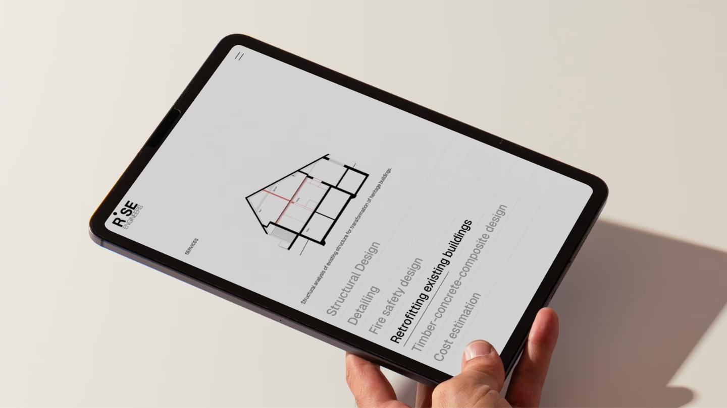 Hand hält ein Tablet mit den Leistungen von RISE Engineers und einer Schnittzeichnung