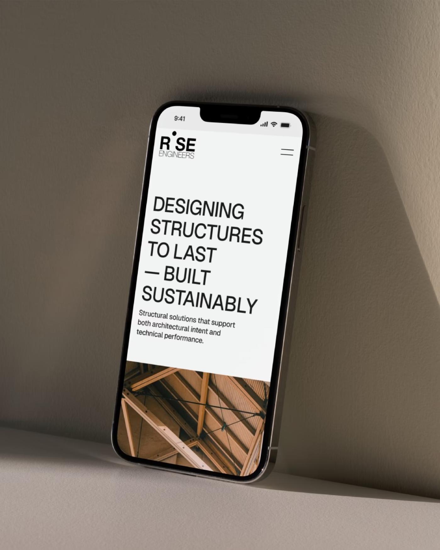 Smartphone mit der Startseite von RISE Engineers: «Designing structures to last, built sustainably»