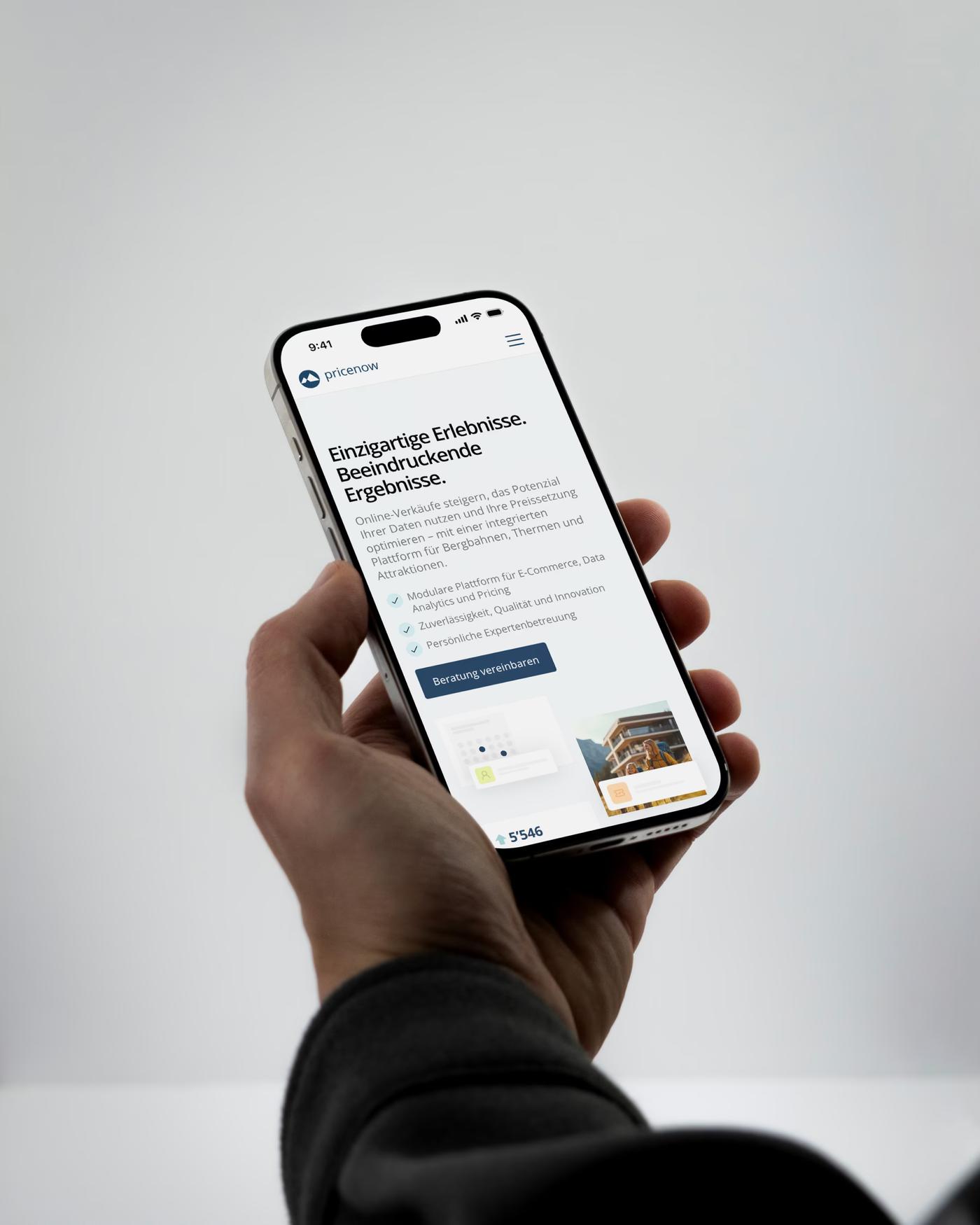 Hand hält ein Smartphone mit der Startseite von Pricenow