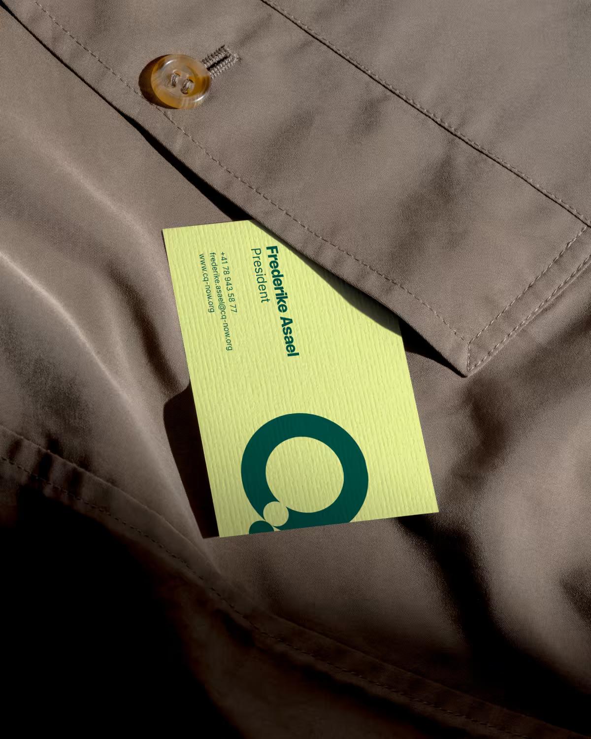 Visitenkarte von CQ Circular Intelligence in der Brusttasche eines Hemds