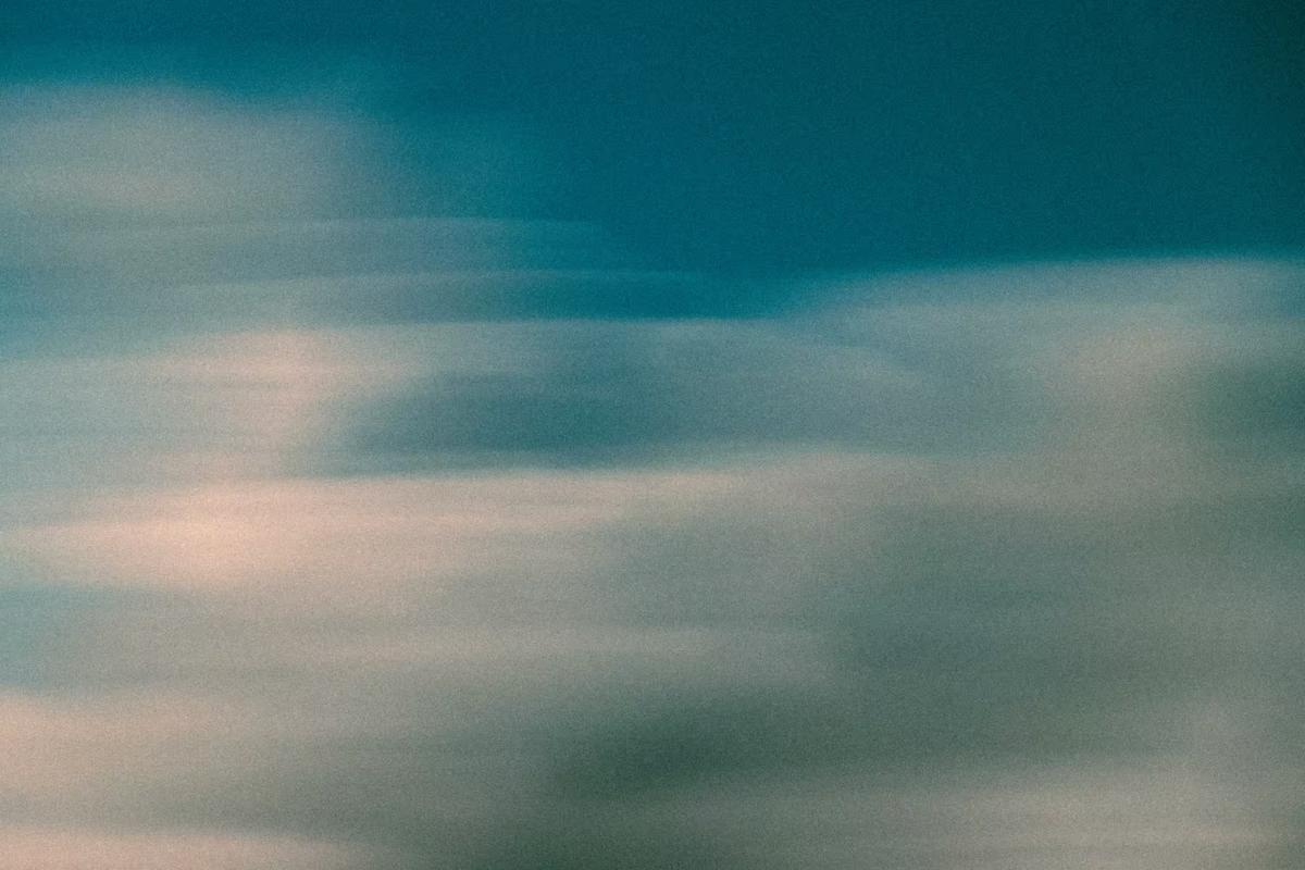 Unscharfe Wolken in Blau und Weiss