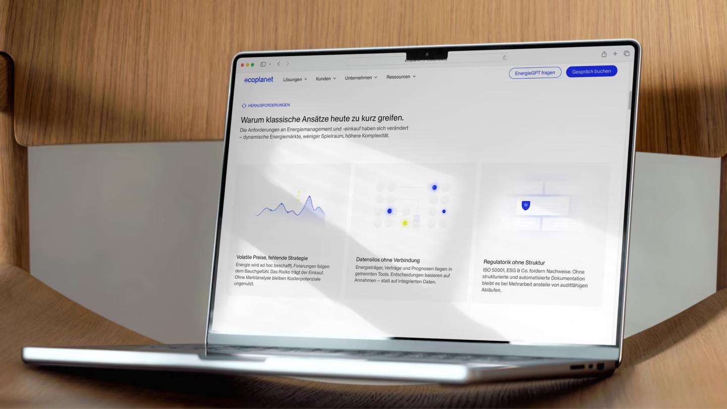 Laptop mit der ecoplanet-Webseite auf einem Holzstuhl