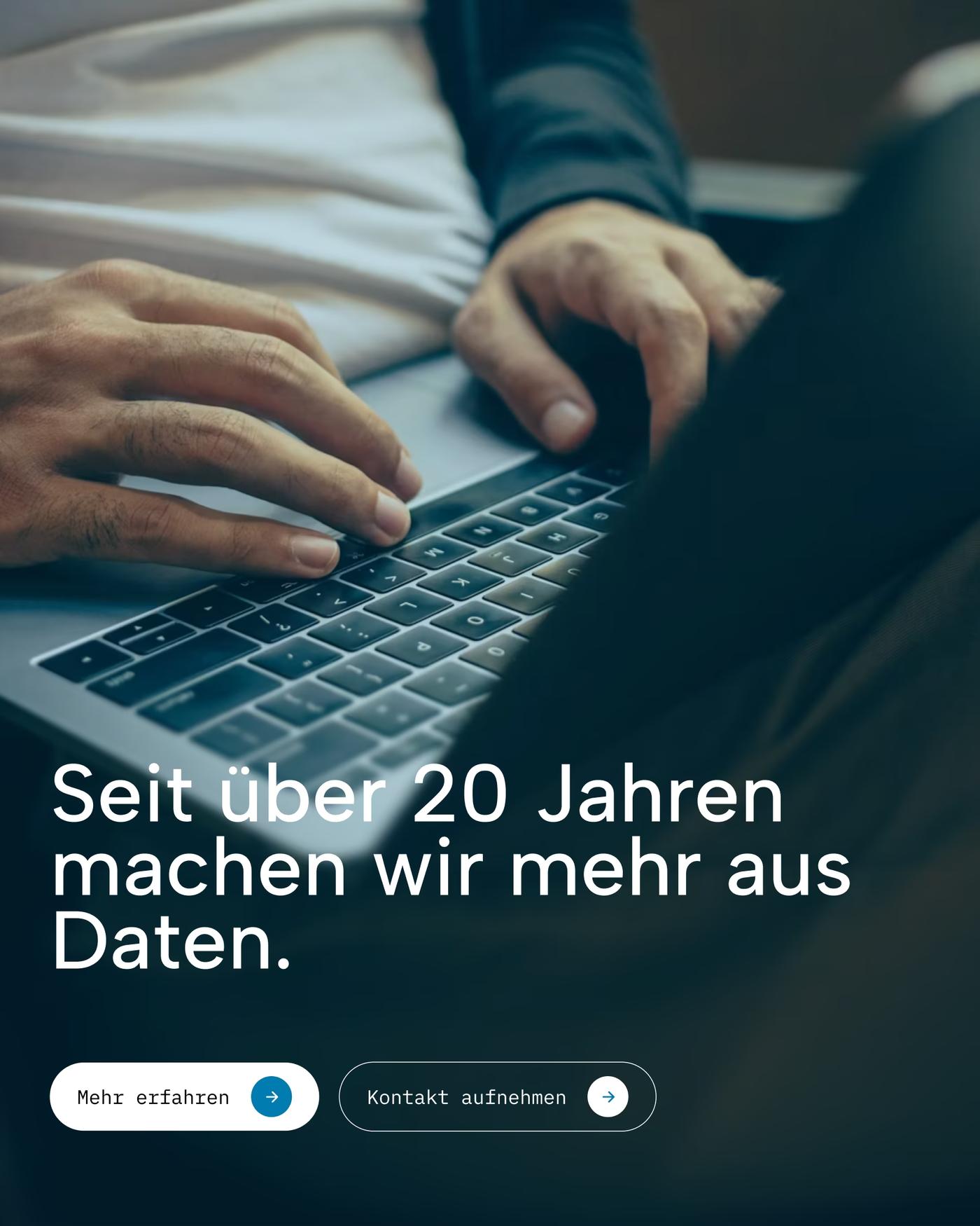Hände auf einem Laptop, darüber der Claim von Substring: «Seit über 20 Jahren machen wir mehr aus Daten.»