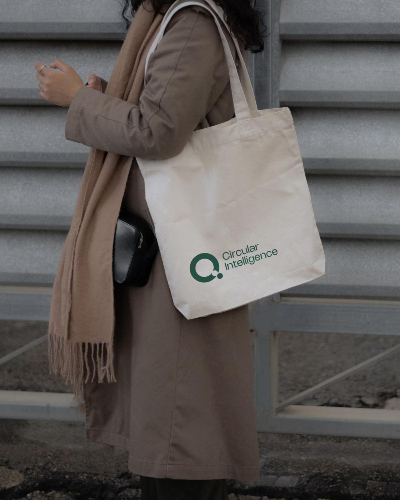 Person mit einer Stofftasche mit dem Logo von CQ Circular Intelligence