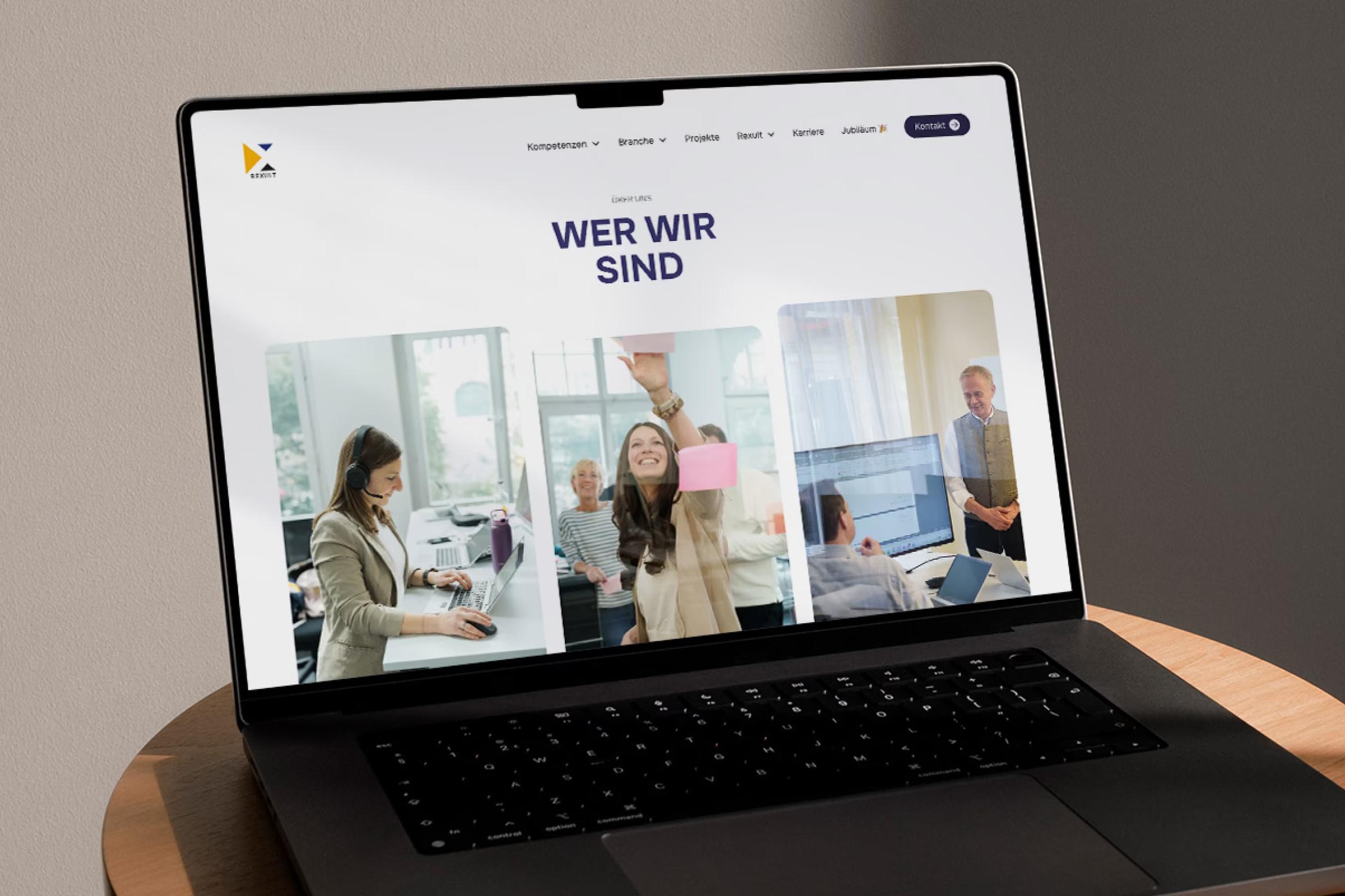 Laptop mit der Seite «Wer wir sind» der Rexult-Webseite