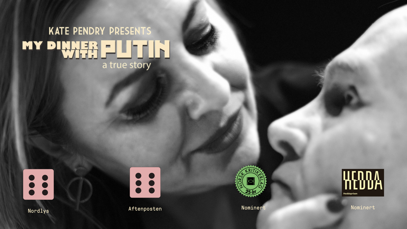 Nærbilde av Kate Pendry som holder et fast grep rundt haken til en dukke av Vladimir Putin