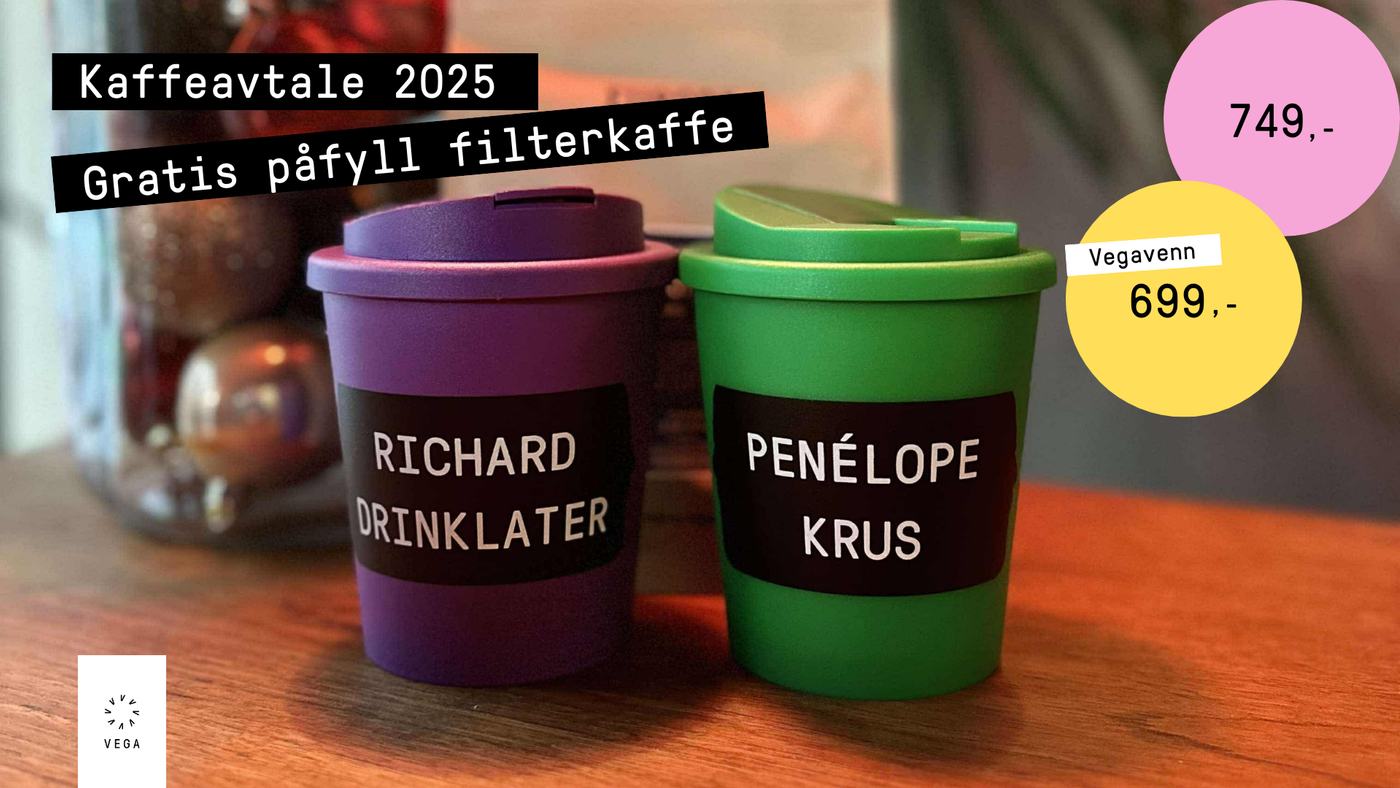 Kaffekopper med lokk, pent dandert blant noen planter. På koppene står det Richard Drinklater og Penelope Krus.