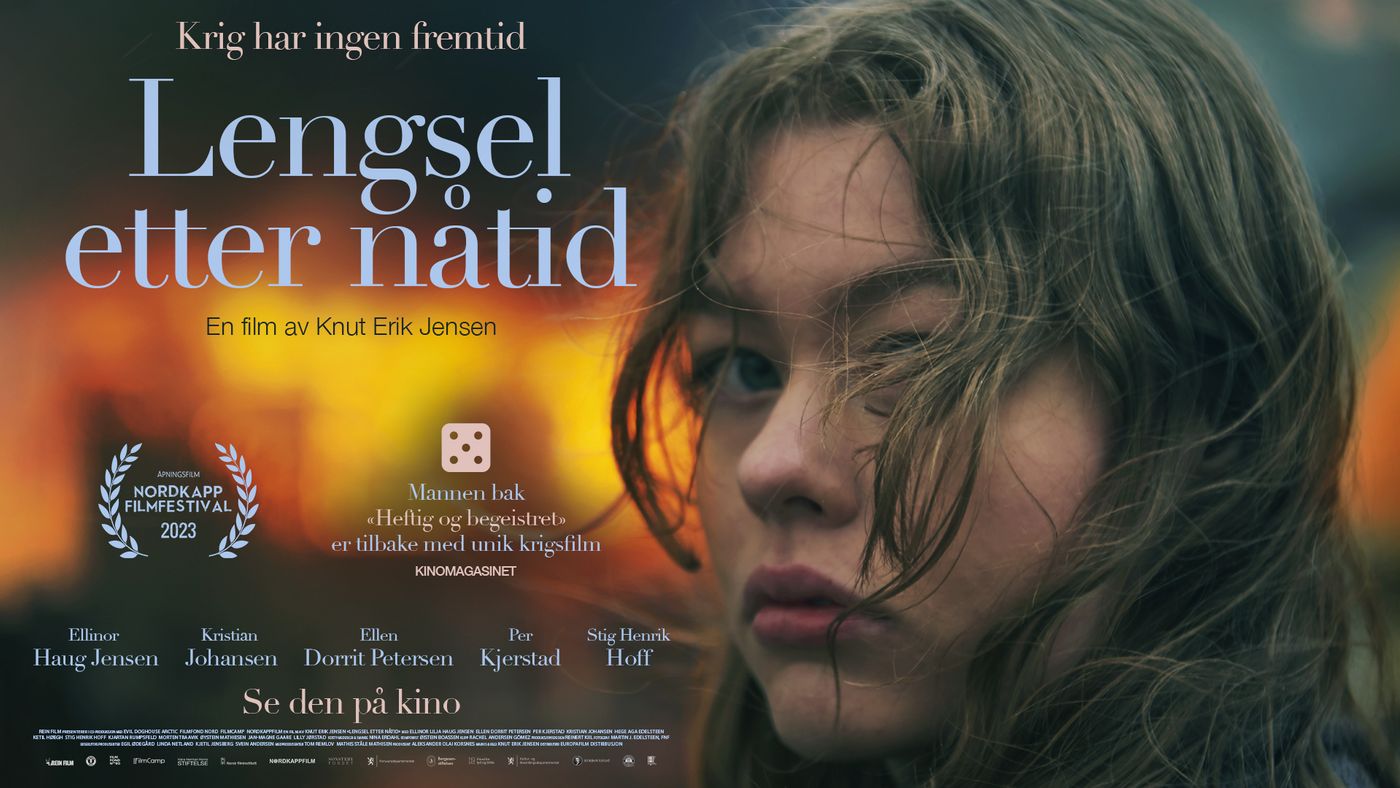 En ung kvinne snur seg mot kamera