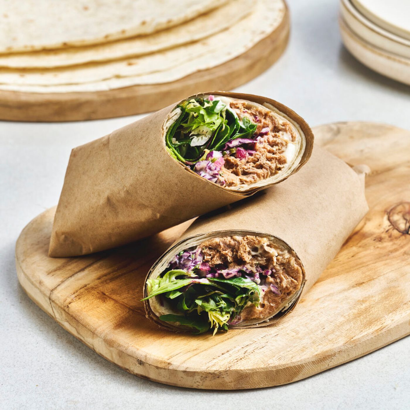Wraps med pulled pork, syltet rødløk og sennepsmajones