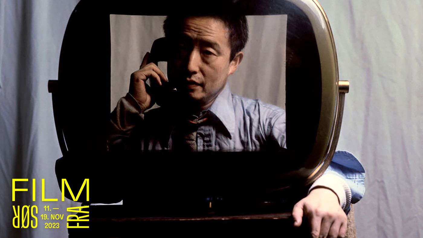 En mann på en skjerm holder et telefonrør