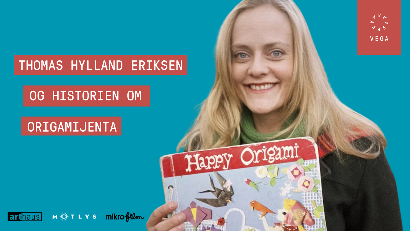 En kvinne holder en bok om origami