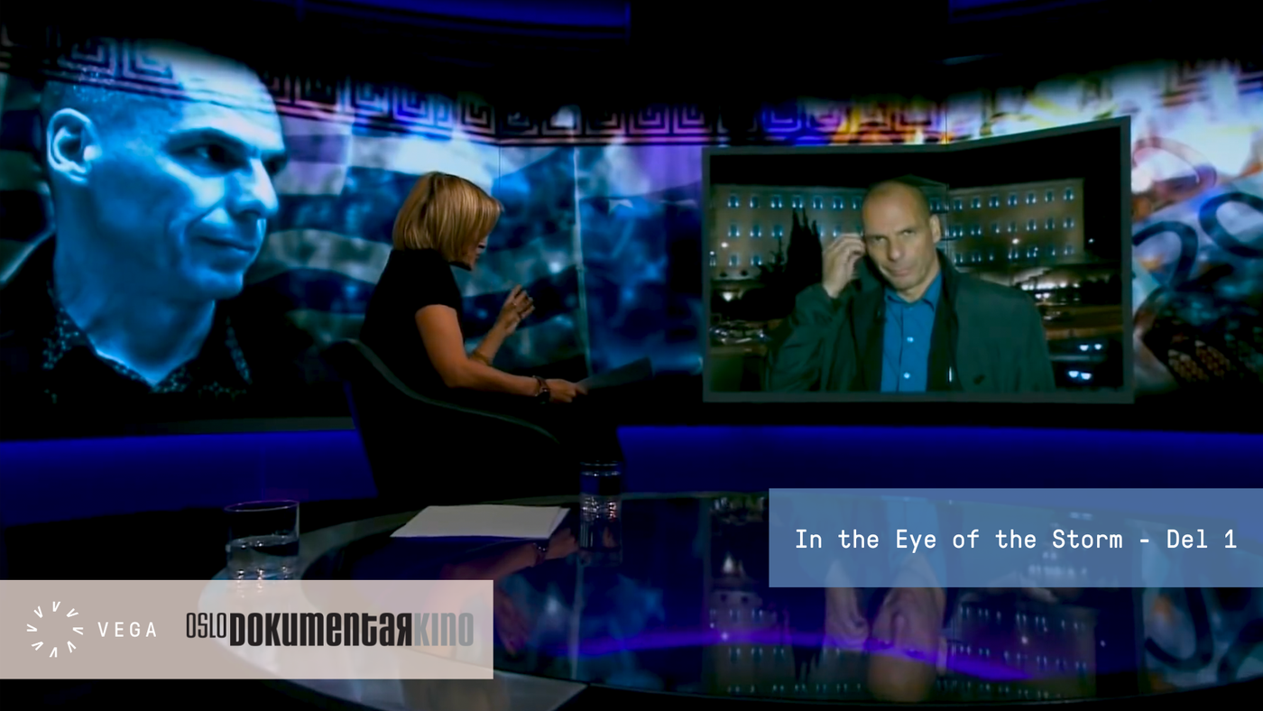 En kvinne i et TV-studio intervjuer en mann på en skjerm