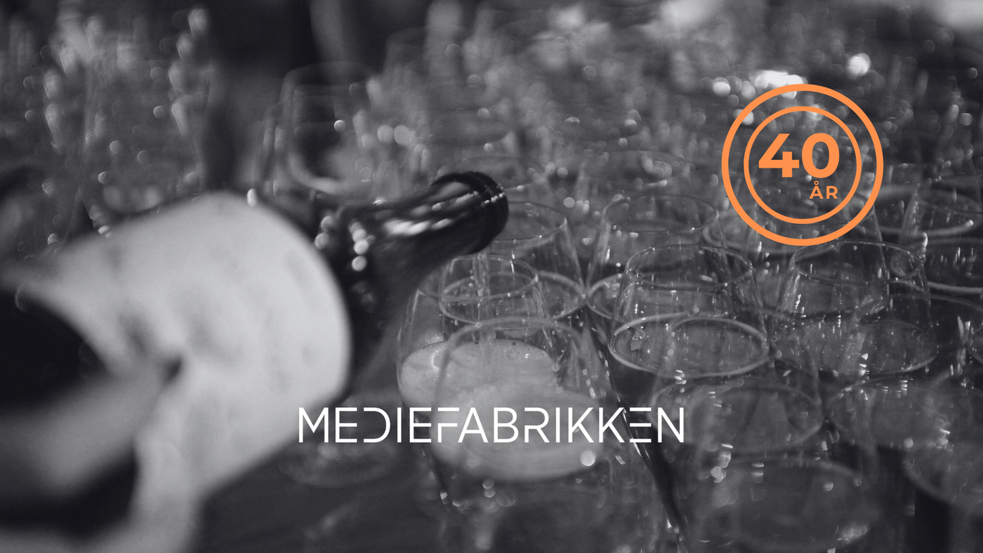 Det sjenkes vin i mange glass.