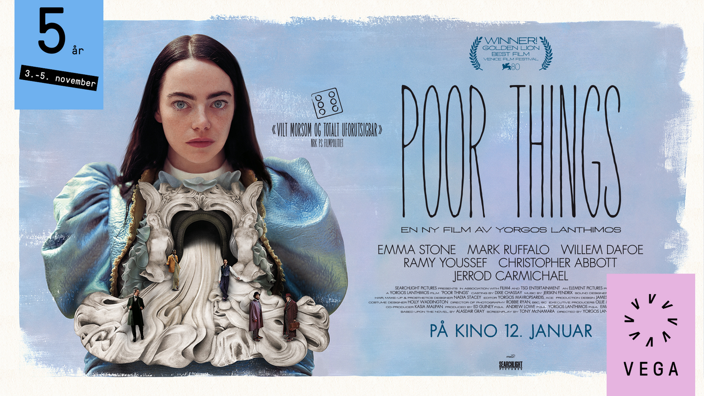 Filmplakat for Poor things. Et abstrakt bilde hvor det ut av brystet på en kvinne velter ut noe som ser ut som stoff eller bølger. På dette står det 4 små menn.