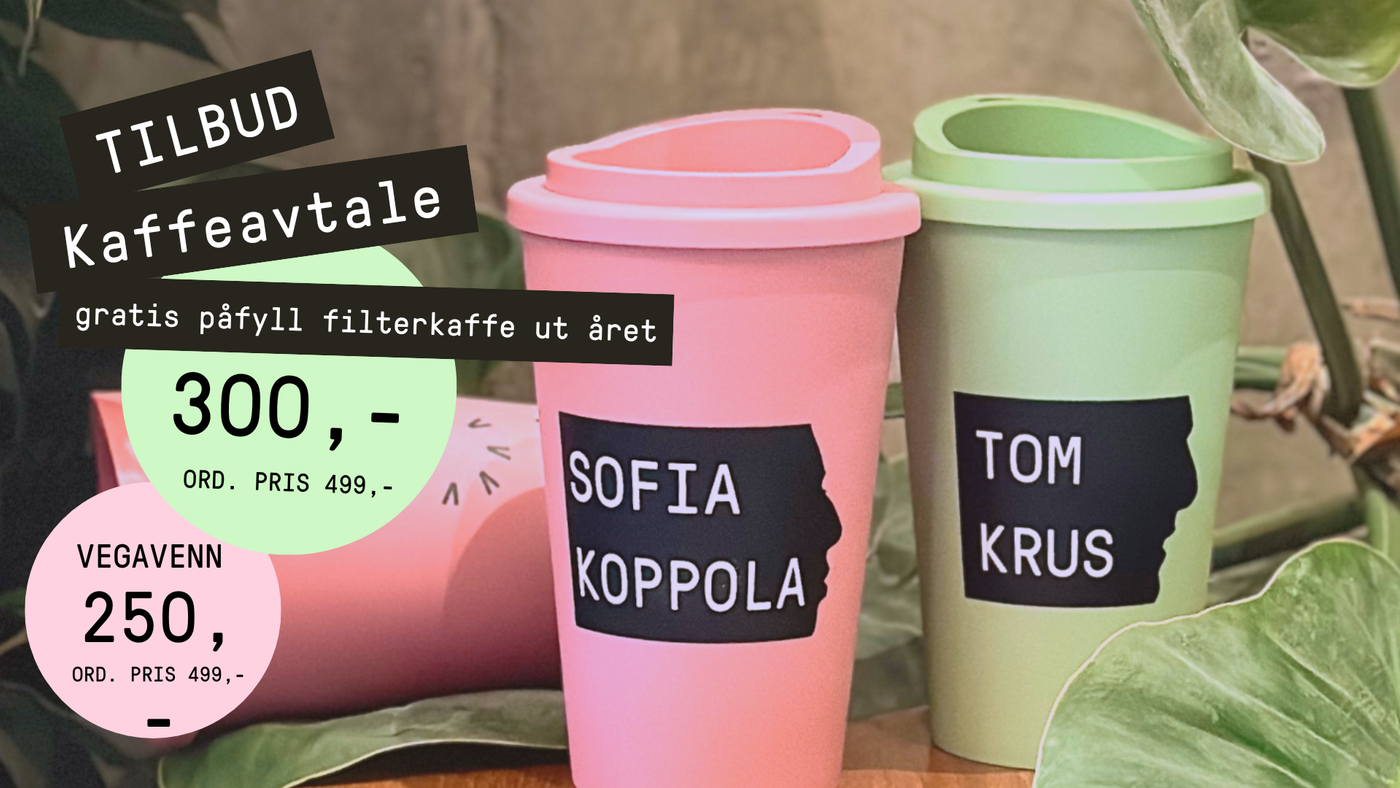 Kaffekopper med lokk, pent dandert blant noen planter. På koppenen står det Sofia Koppola og Tom Krus. 