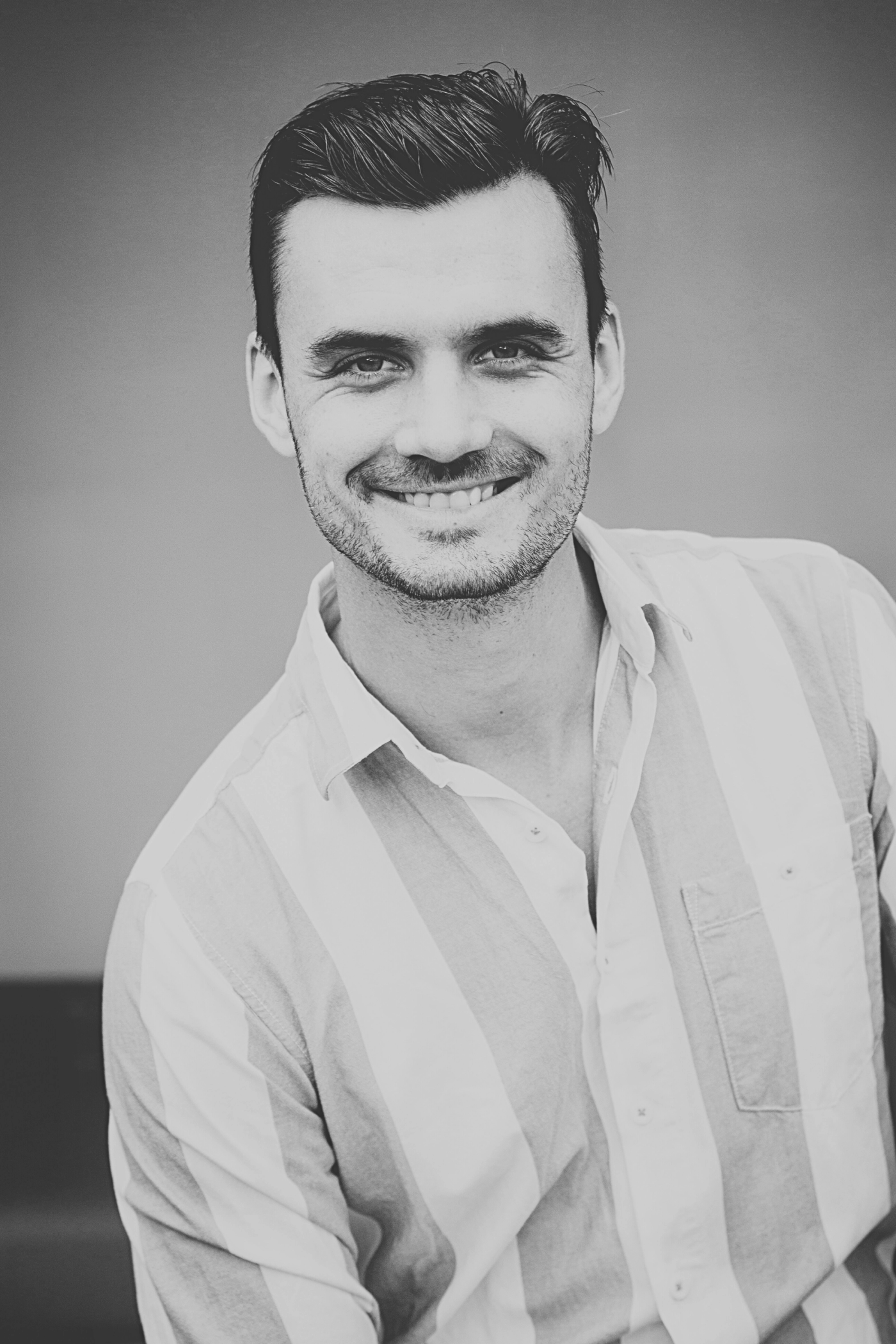 Kjekk og hyggelig mann som jobber som teknisk ansvarlig på Vega Scene. Han har mørkt hår, skjegg og stripete skjorte.