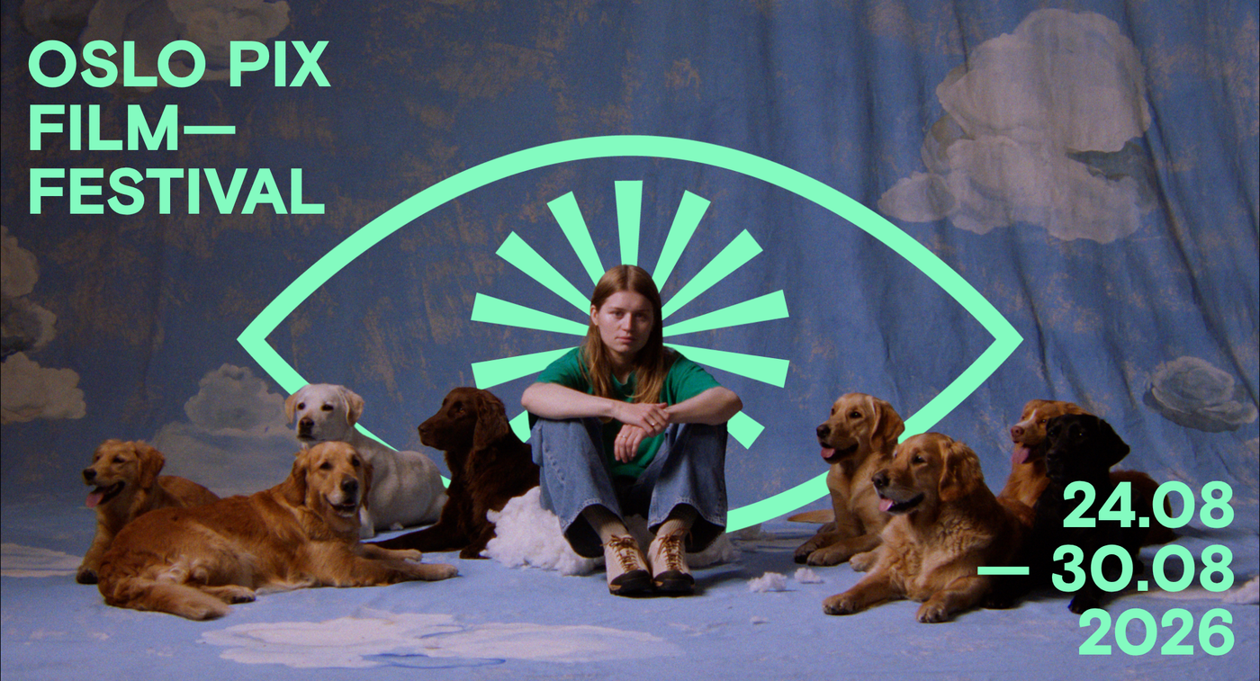 Ung dame sitter på gulvet med masse Golden retrievere rundt seg. Plakat for filmen Lave forventninger. Logoen til festivalen Oslo Pix samt datoene for festivalen: 24.08-30.08