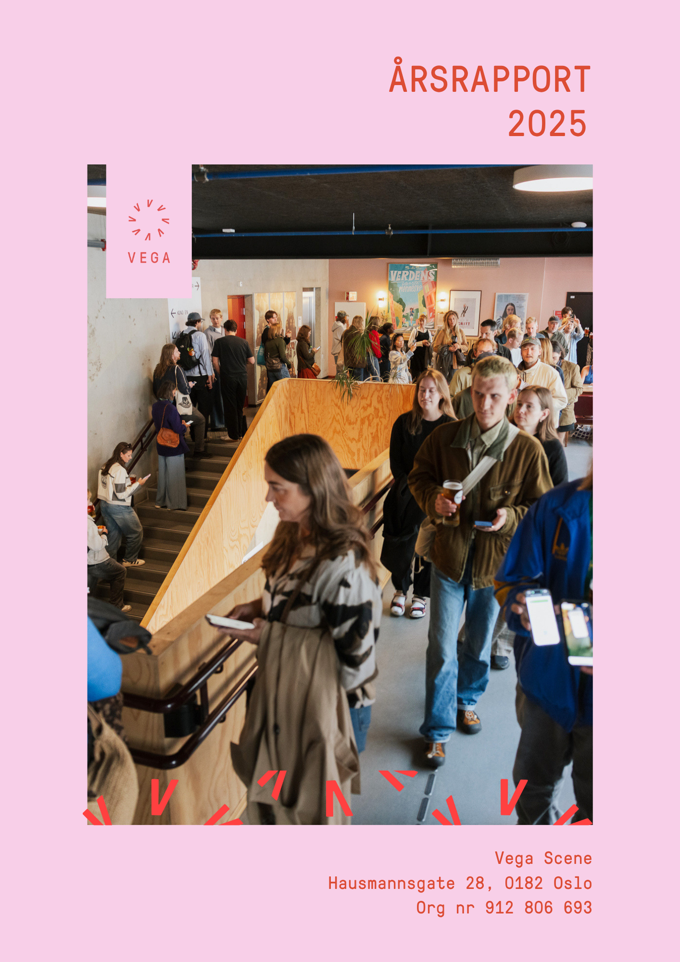 Bilde fra 3. etasje på Vega Scene. Publikummere strømmer til. 