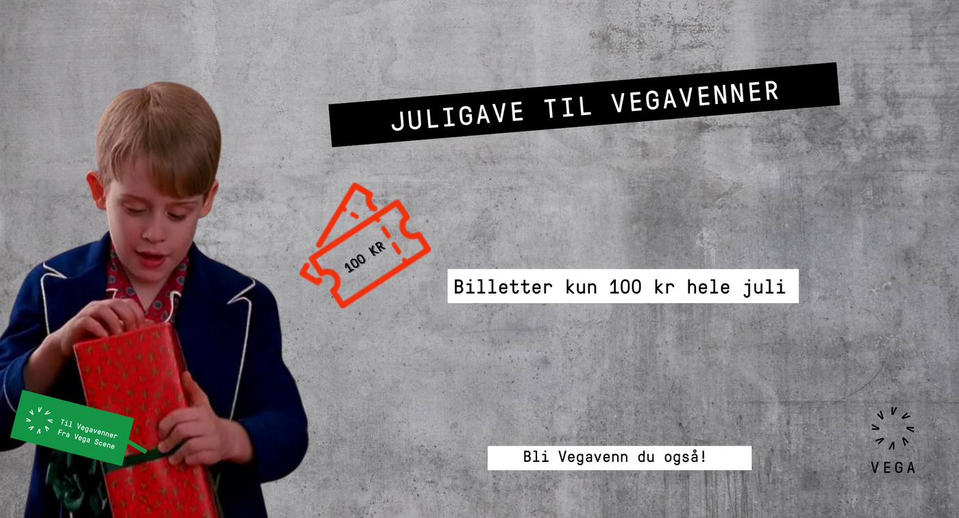 Bilde hentet fra Hjemme Alene. Kevin åpner en gave med kort påskrevet: Til Vegavenner fra Vega Scene. 