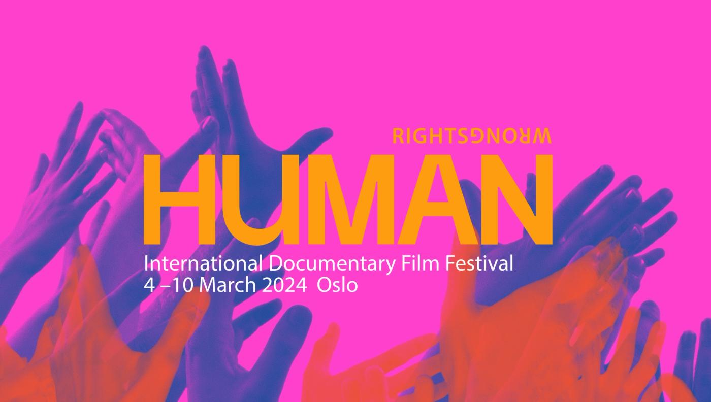 hender som strekker seg til logoen av HUMAN filmfestival, rosa bakgrunn