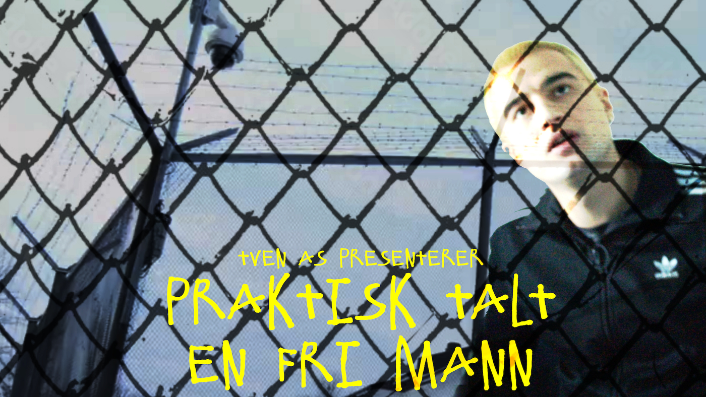 En mann i hettegenser står bak et gjerde