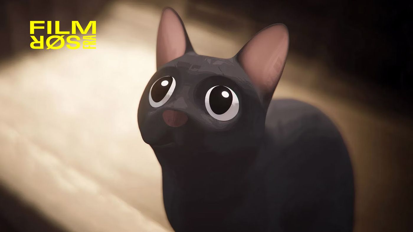 Bildet viser en animert svart katt med store, runde øyne som ser oppover. Kattens ører er store og rosa på innsiden, og den står i et dempet belyst rom med gulv av tre. Lyset treffer katten forsiktig fra venstre, noe som fremhever dens blanke pels og uttrykksfulle øyne.