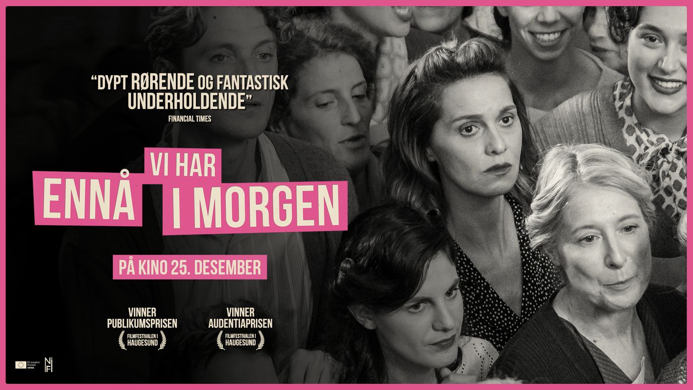 Bildet er en plakat for filmen "Vi har ennå i morgen». Plakaten har et svart-hvitt bilde av kvinner som ser alvorlige ut, og teksten beskriver filmen som "dypt rørende og fantastisk underholdende" ifølge Financial Times.