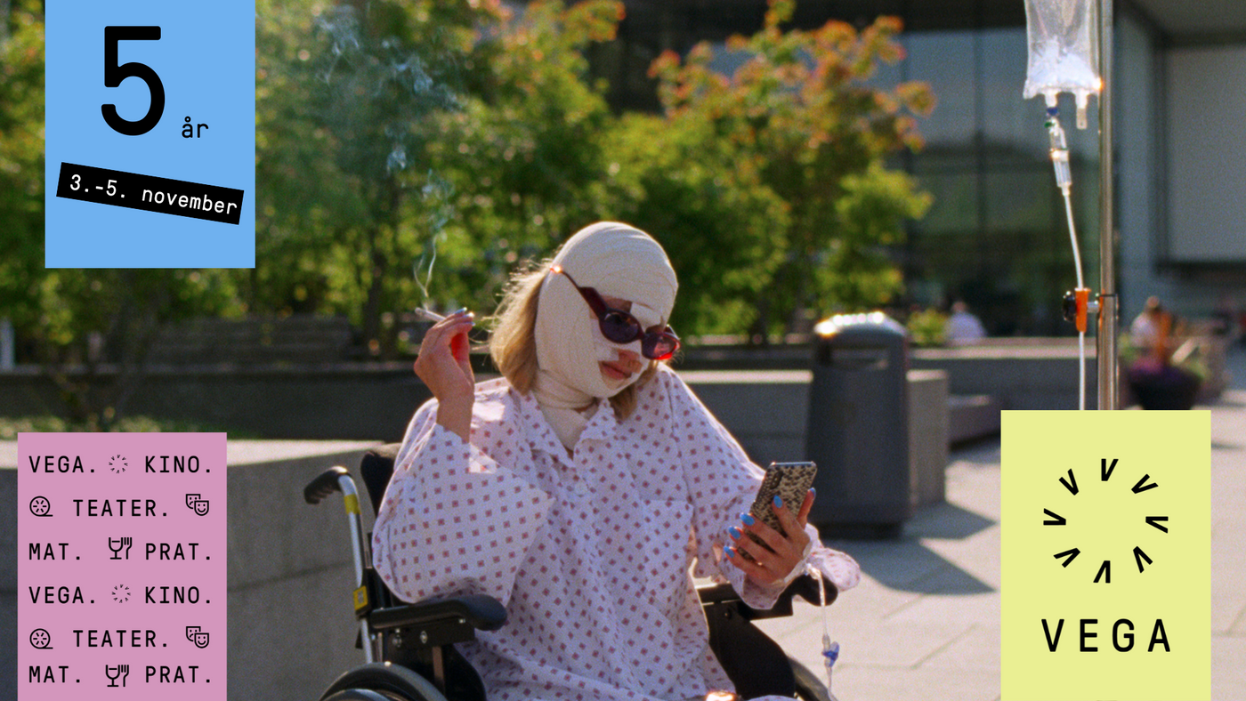 En kvinne med et fullbandasjert hode sitter i en rullestol med solbriller, en sigg og ser på telefonen