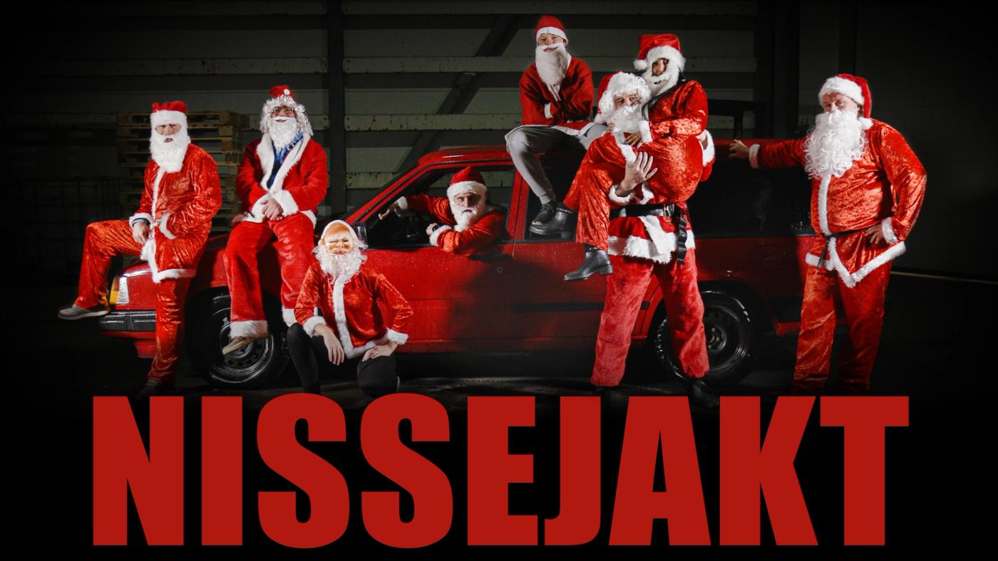 mange menn i nissedrakt står foran en rød bil