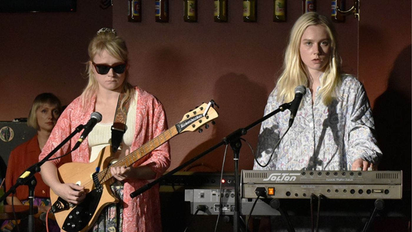 To kvinner spiller konsert på henholdsvis gitar og keyboard