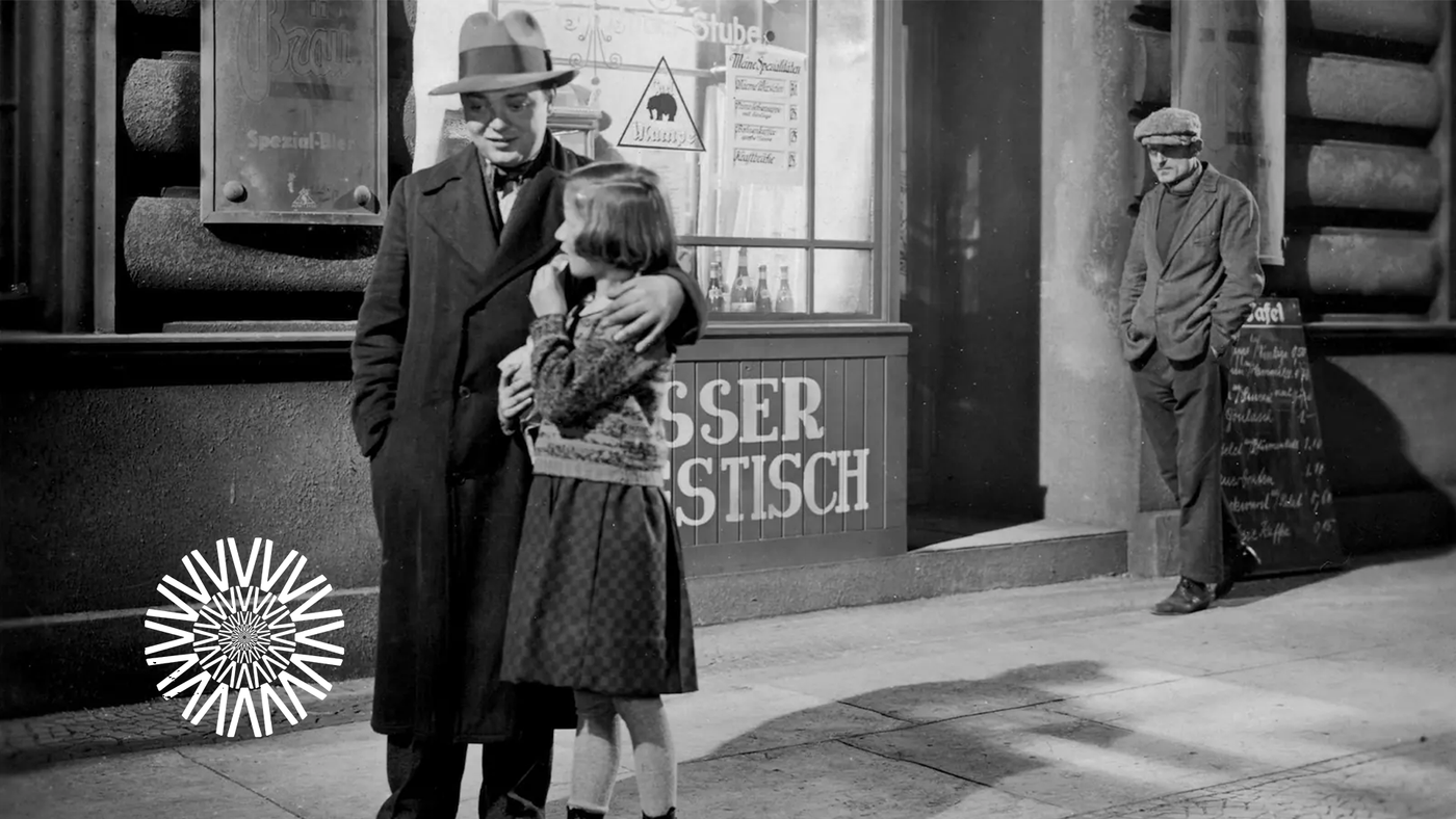 en mann klemmer en liten jente på gaten, svart-hvitt bilde