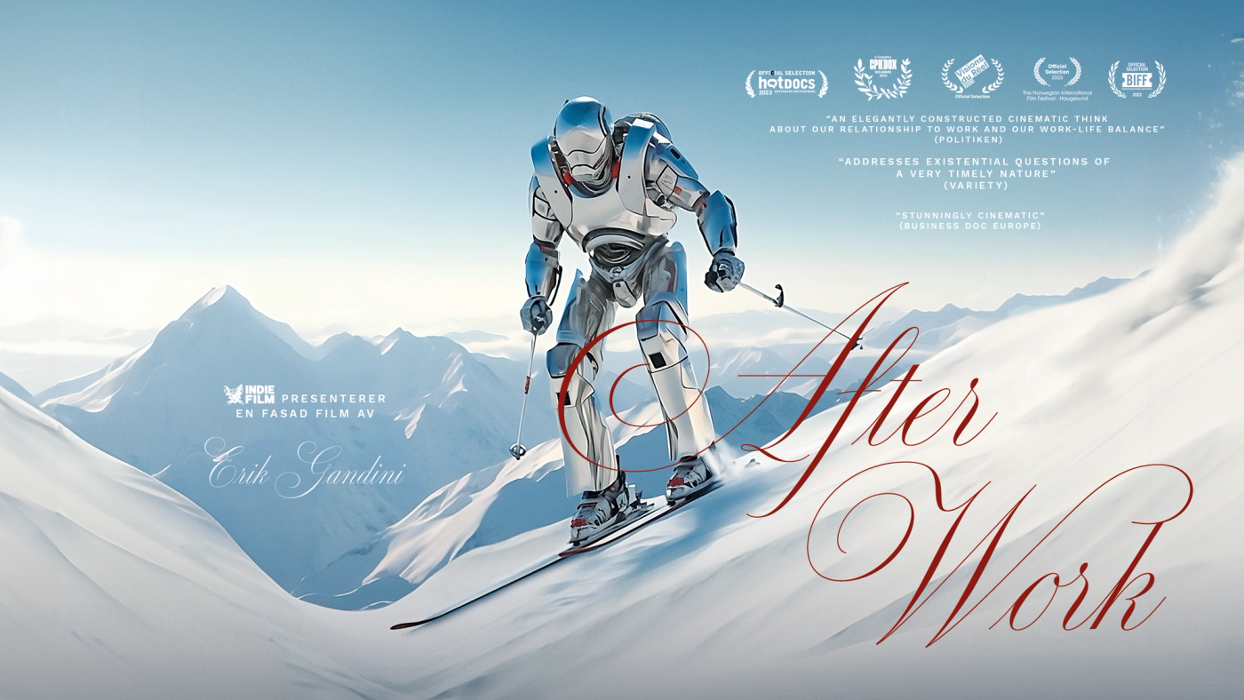 En robot står på ski i fjellet